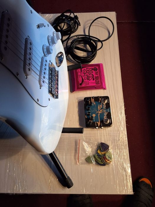 Zestaw gitara elektryczna + piecyk + akcesoria