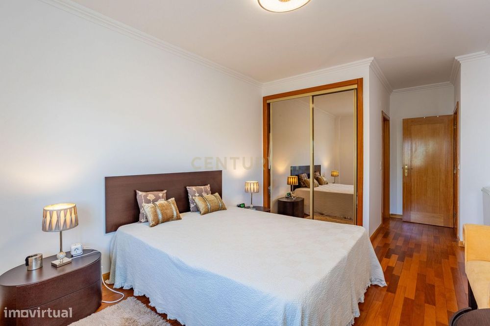 Apartamento T3 em Prior Velho com garagem