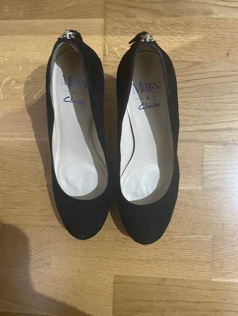 Sapatos altos pretos em camurça