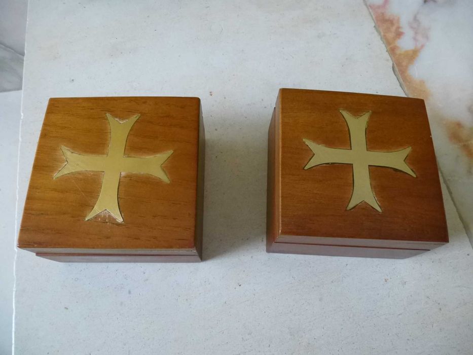 Caixas de madeira e outras, antigas