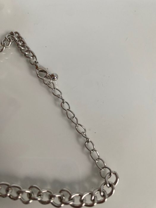 Srebrna bransoletka z kłódką.