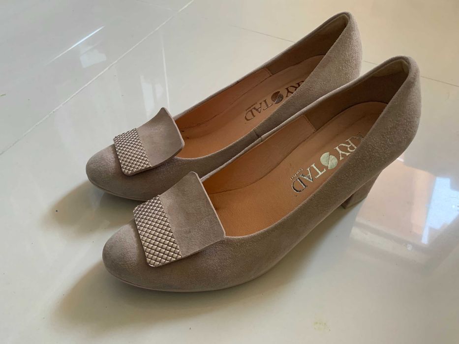 Buty damskie Krystad na obcasie - rozmiar 39 - stan bardzo dobry