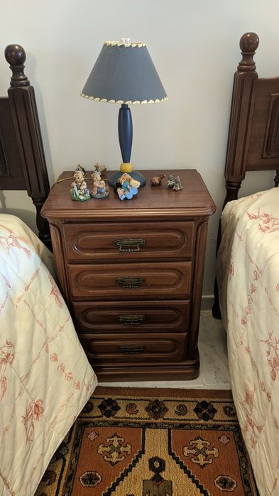 Camas Mogno + Colchão + Mesa Cabeceira