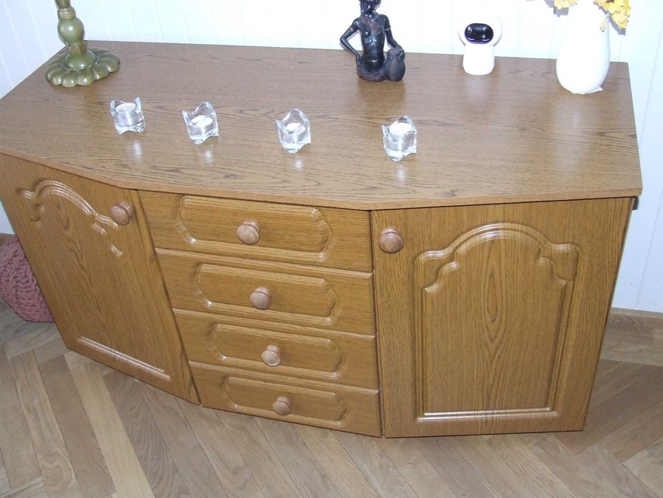 Stół 8 krzeseł plus komoda