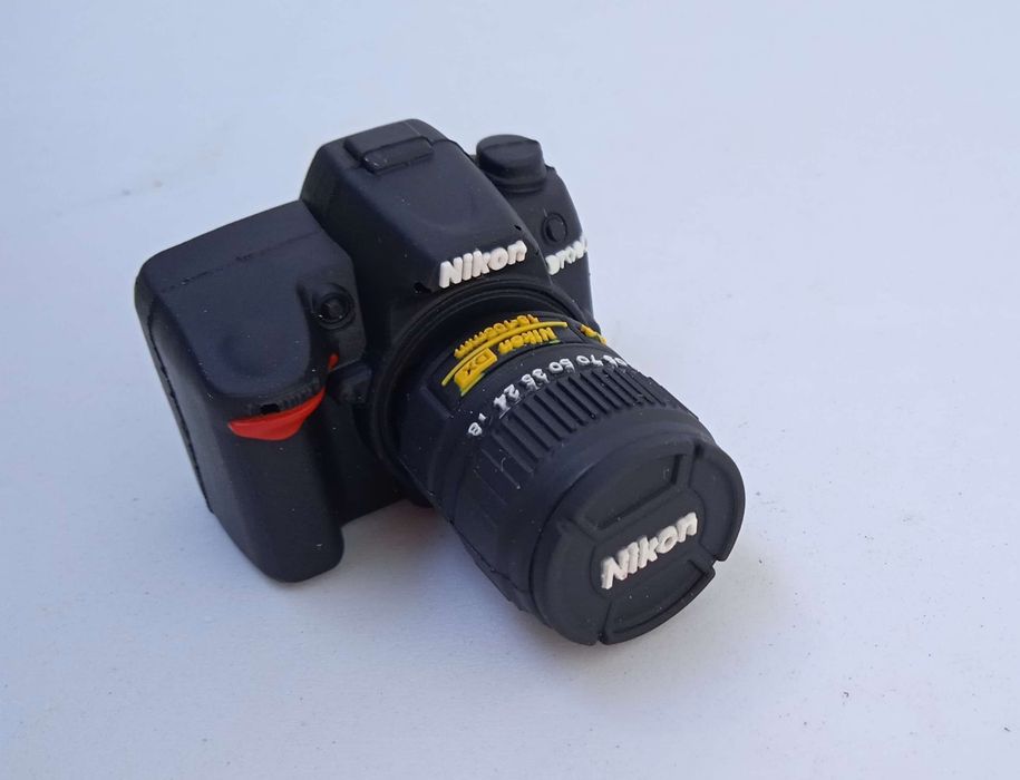 Pendrive 32 GB aparat foto Nikon prezent dla męźczyzny