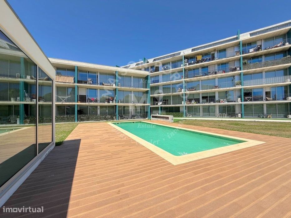 Apartamento T1 com Varanda em Condomínio Privado com Piscina e Giná...