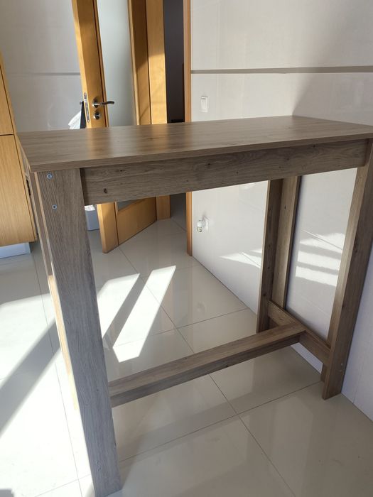 Mesa de refeição alta