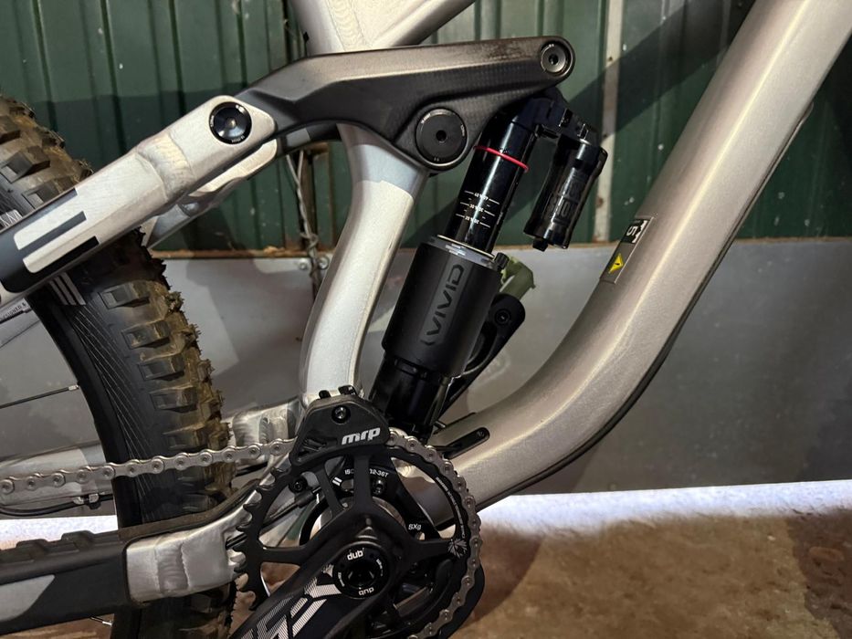 Bicicleta de downhill cube 215 *NOVA*