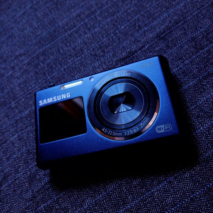 двохекранний Samsung DV150 f цифровий фотоапарат