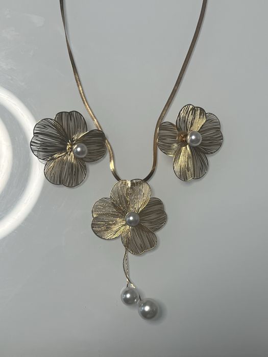Комплект прикрас. Сережки та намисто квіти з перлинами  золотий колір