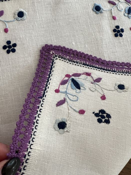 Ręcznie wykonane i haftowane serwetki - 2 sztuki - nowe- 30x37 cm