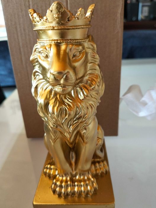 Estatueta do Leão em dourado nova com a sua caixa ,mede 15cm