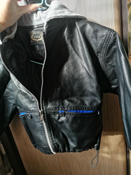 Дуже гарна куртка для хлопчика! Орієнтовно 2.5-3.5 рочки.