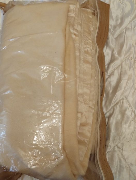 Тепла   вовняна ковдра