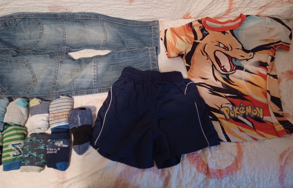 Zestaw chłopięcych ubrań 110/116 i buty 30