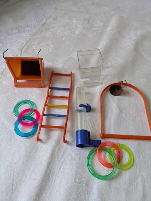 Годівничка, поїлка,  качелі для птахів