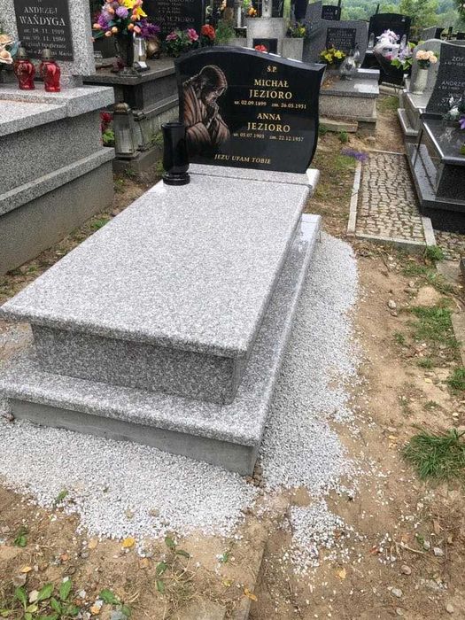 Nagrobek granitowy montaż + napisy 5500 zł