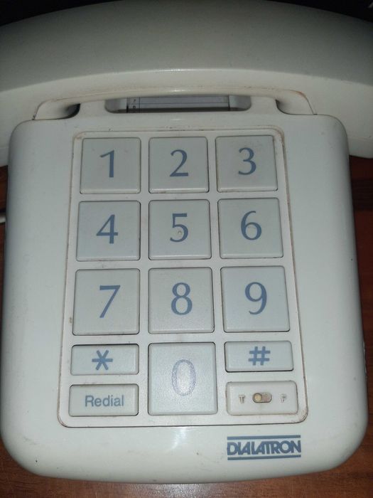 Кнопочный телефонный аппарат -крупные кнопки и крупный шрифт