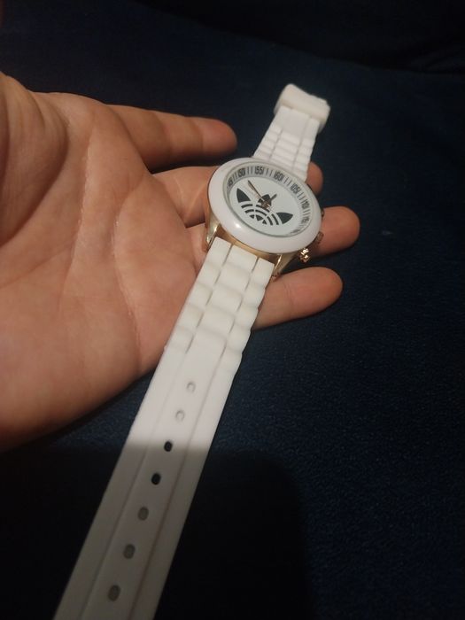 Bialy zegarek na reke