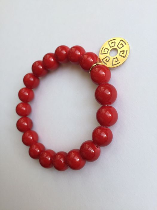 Czerwona bransoletka z jadeitów z pozłacaną zawieszką