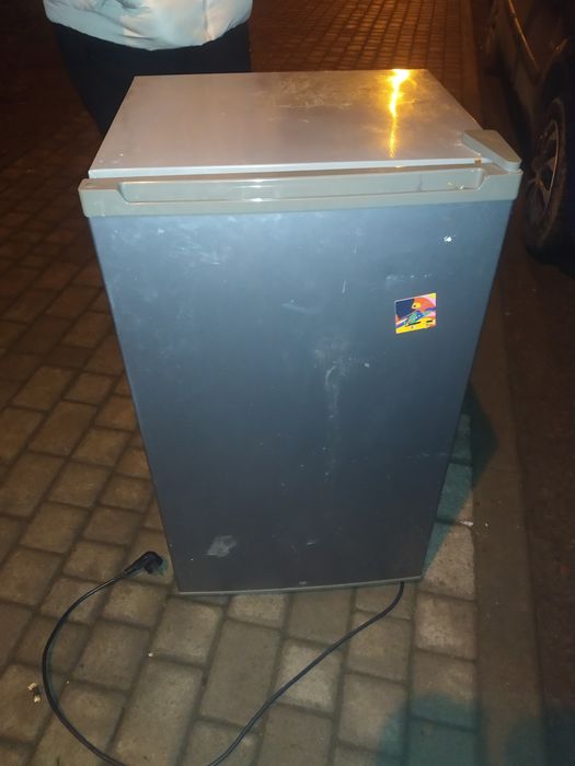 Холодильник до метра висота, компактний однокамерний, льодувка