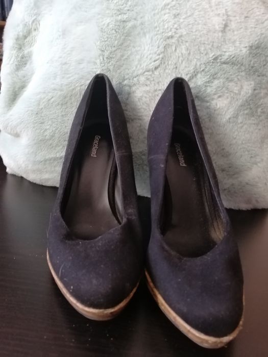 Czarne szpilki na platformie Deichmann
