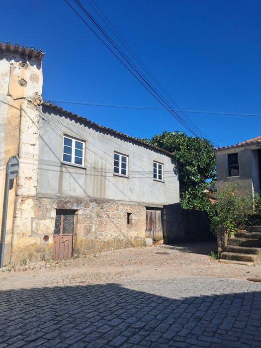Duas casas com quintal e terreno