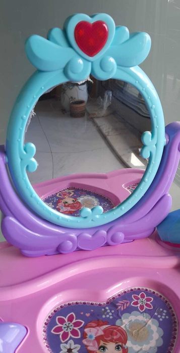 Makeup Table64584701004802121