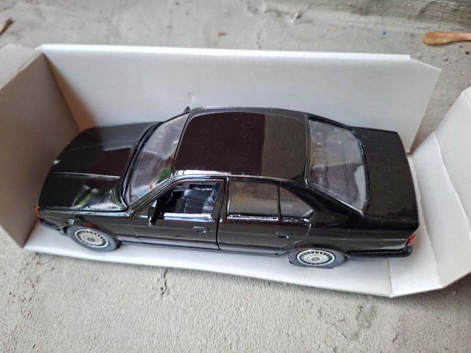 BMW 535i E34 Schabak 1:24 model samochodu