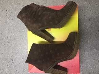 Botins Camurça - Marca Prof - Cor castanha -Tam 38