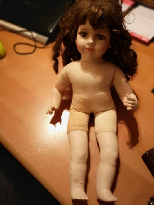 Boneca de porcelana antiga