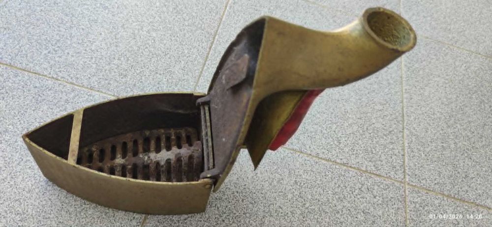 Ferros de engomar (a carvão)