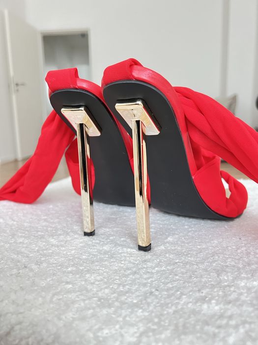 czerwone buty, sandały, wysokie obcasy