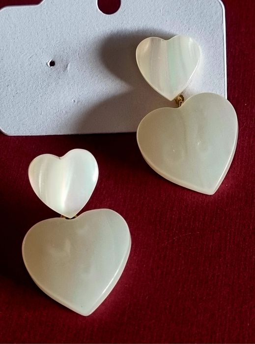 Brincos em acrílico branco, parece madrepérola, de pico.