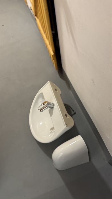 biała umywalka ceramiczna