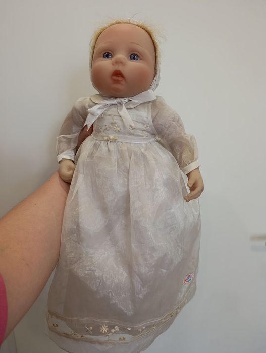Realistyczna lalka odrodzona z włosami  reborn