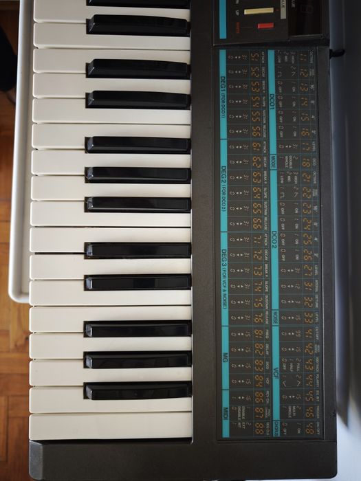 Korg Poly 800 - Sintetizador analógico clássico dos anos 80