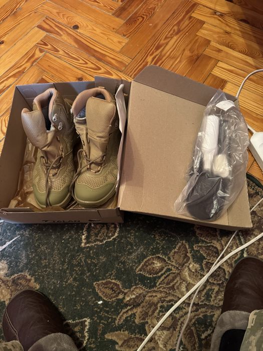 Талани літні 43 розмір, нові, в комплекті змінні устілки, шнурки запасні та засоби за доглядом (спрей, щітка)