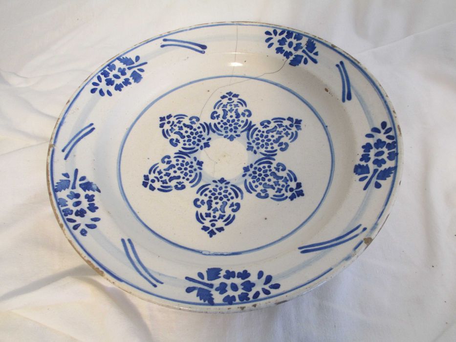 Prato antigo de faiança pintada à mão