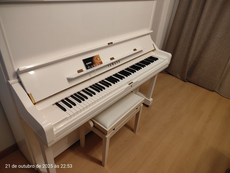 Piano vertical acústico Yamaha U3S branco polido - nível profissional