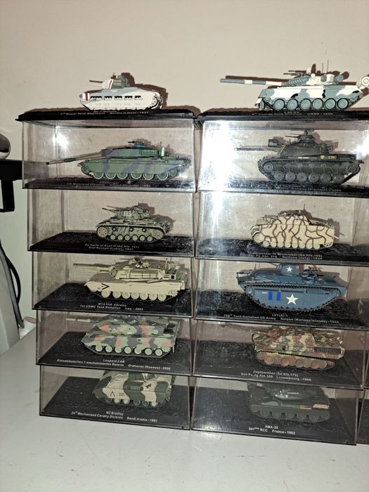vendo lote de 24  miniaturas de colecção Tanques da 2ª Guerra, todos novos ainda na caixa.