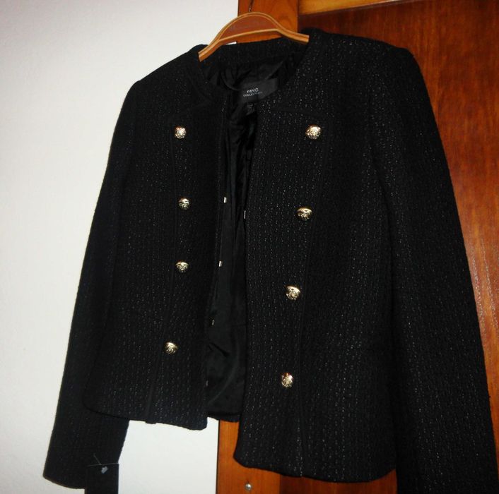 Casaco preto botões dourados Mango