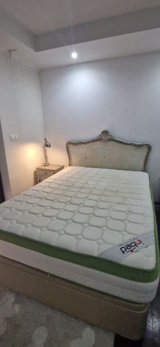 Cama com arrumação + colchão e 2 estantes de brinde