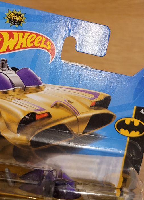 TV SERIES Batmobile złoty Hot Wheels