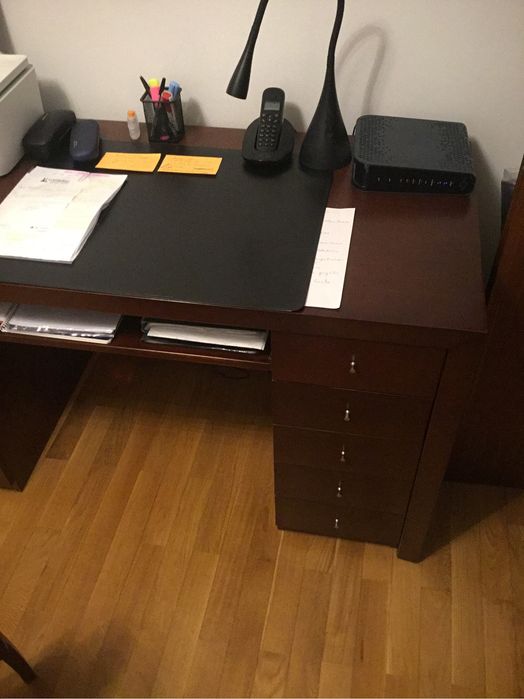 SECRETÁRIA ESCRITÓRIO E CADEIRA DE APOIO EM MADEIRA CEREJEIRA.