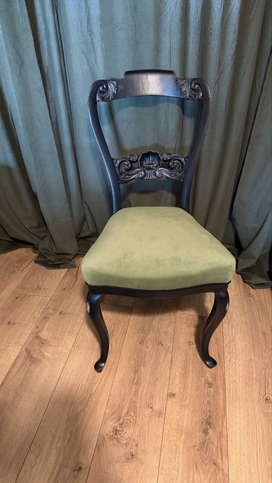 Odnowione krzesła z oliwkową tapicerką