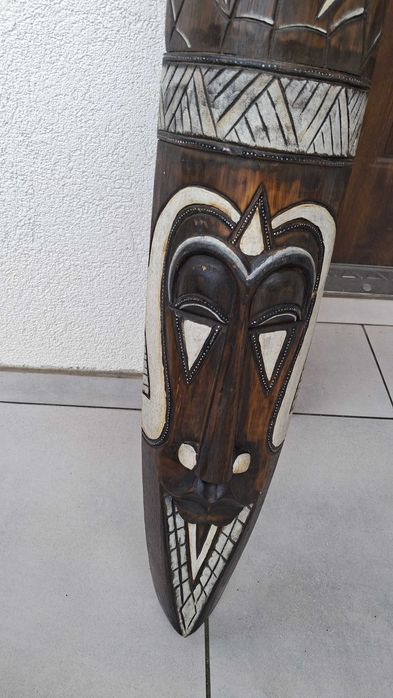 Rzezba maska pajak drzewo