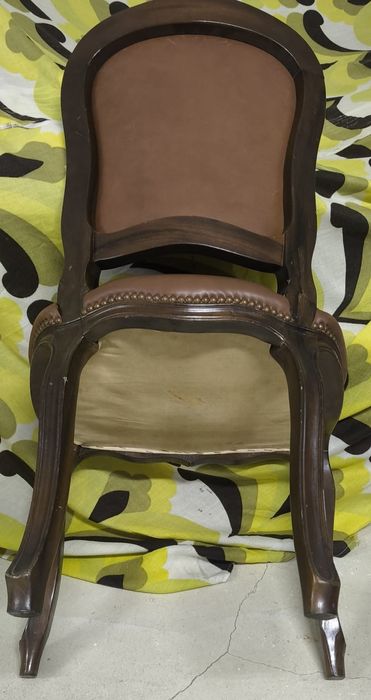 Cadeira antiga madeira e pele