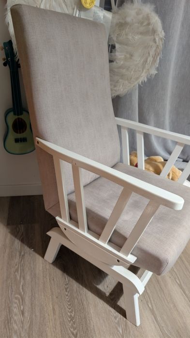 Cadeira baloiço cinza e branco