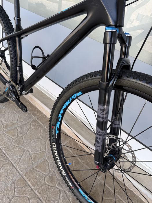 Bicicleta de BTT roda 29 - carbono 12v